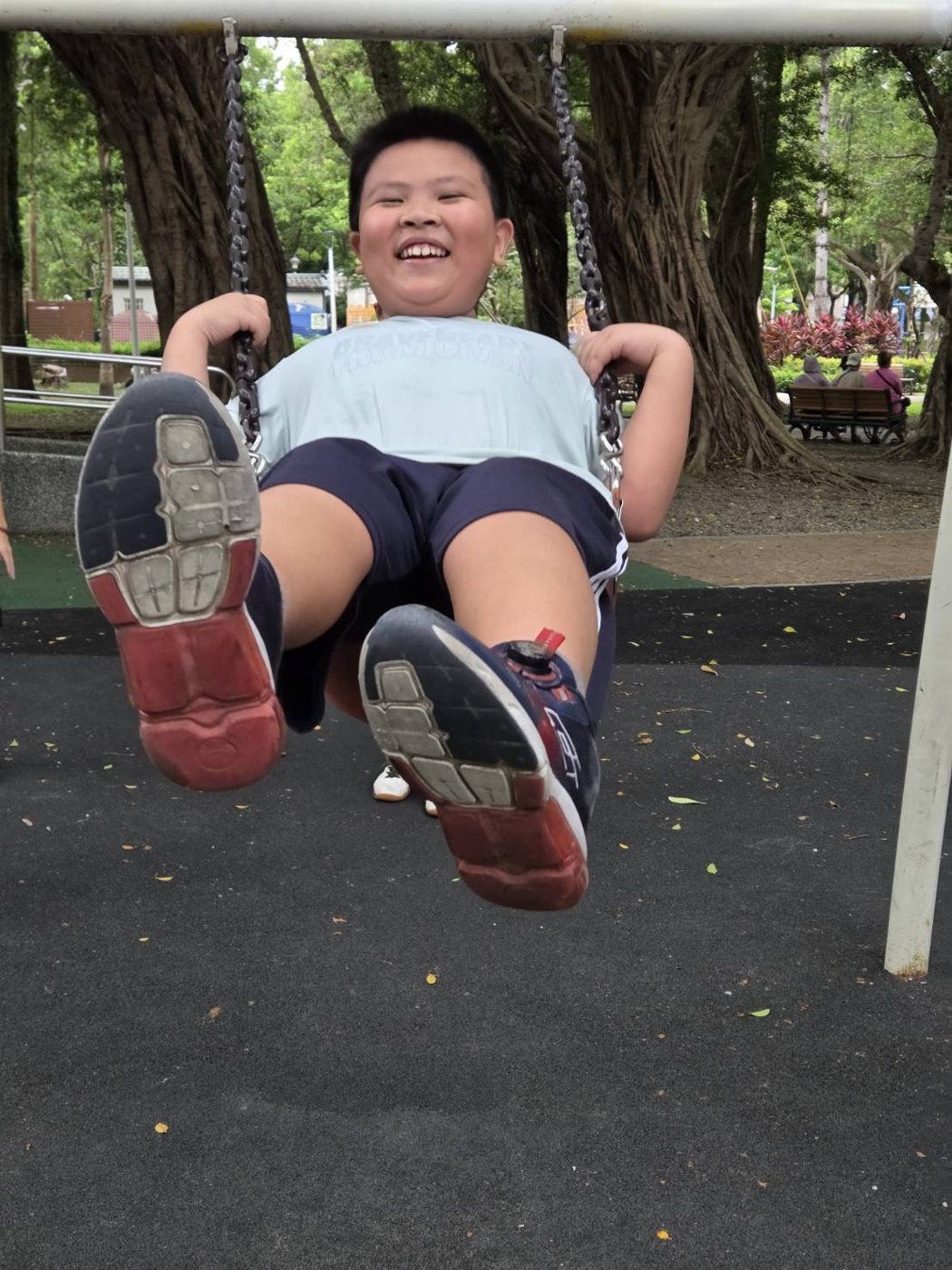 盪鞦韆的孩子