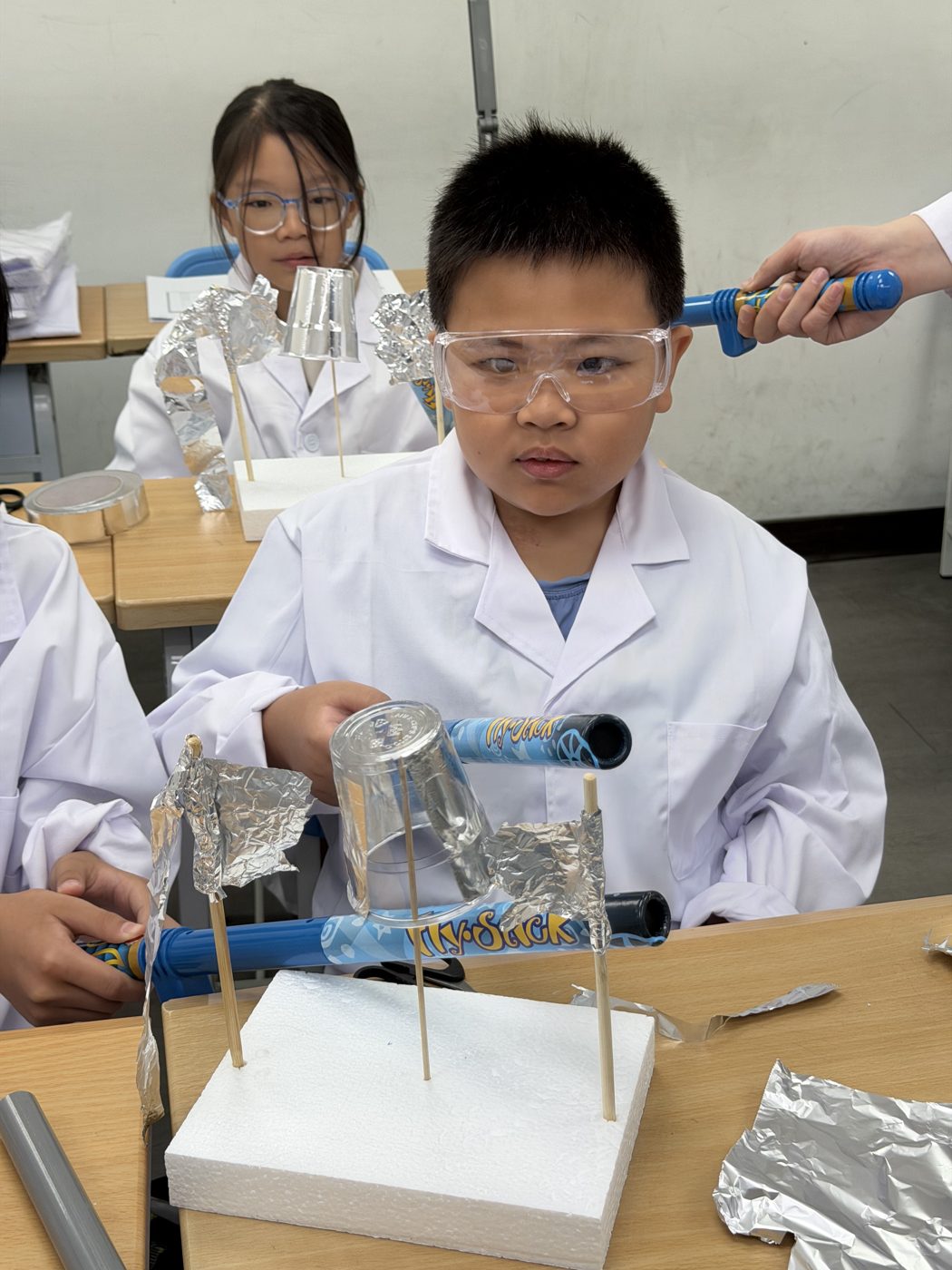 戴護目鏡操作靜電實驗的男孩