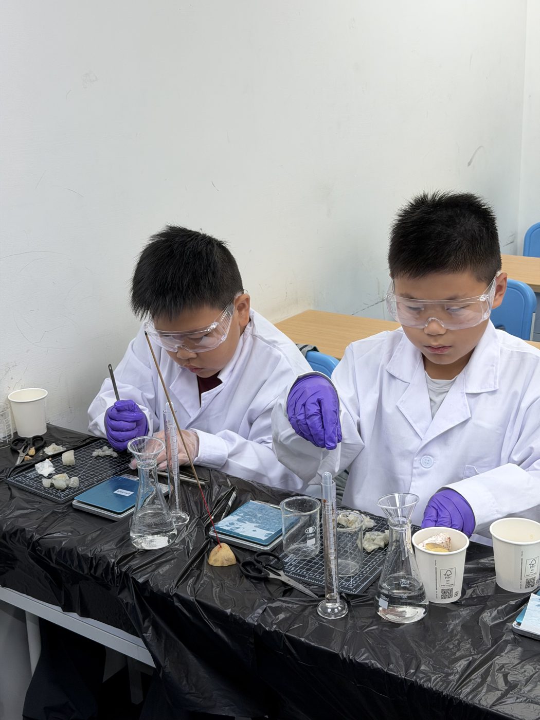兩個孩子合作進行蔬菜泡泡實驗