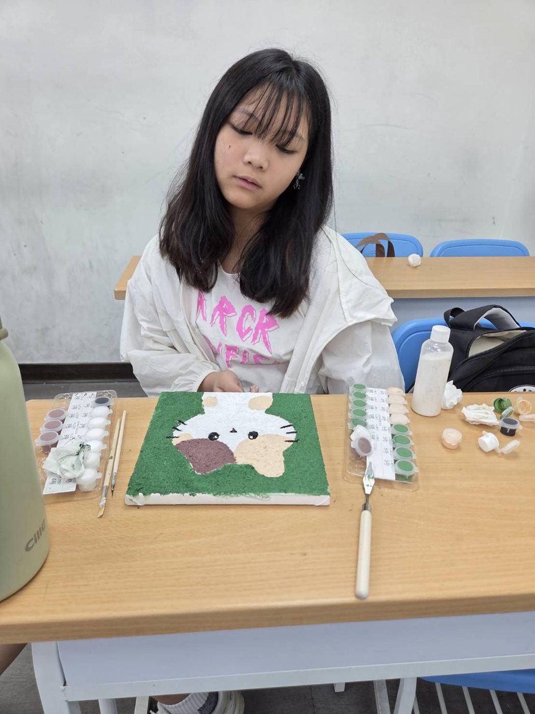 完成石英畫作品的女孩