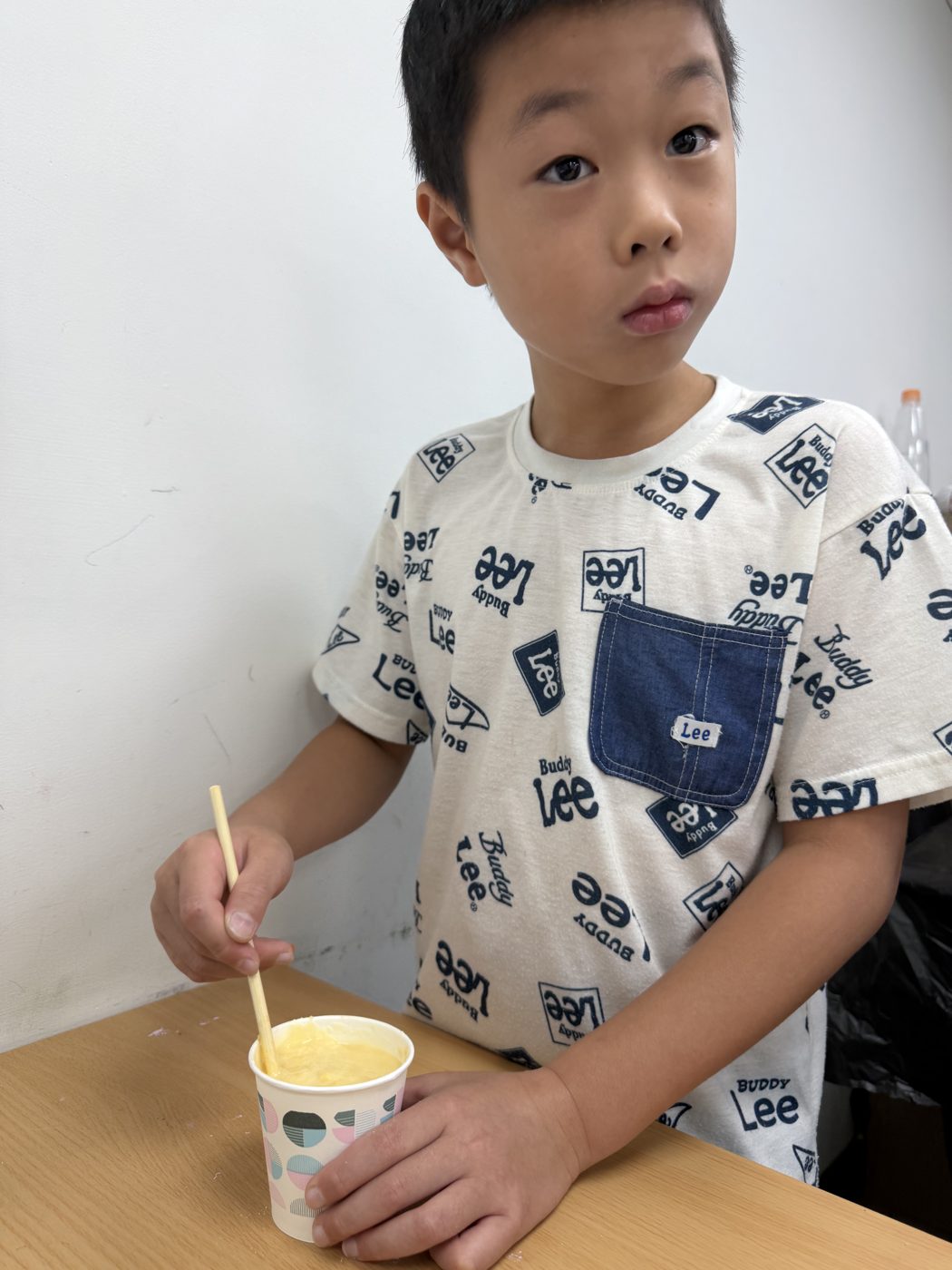 做完電流麵包實驗的男孩