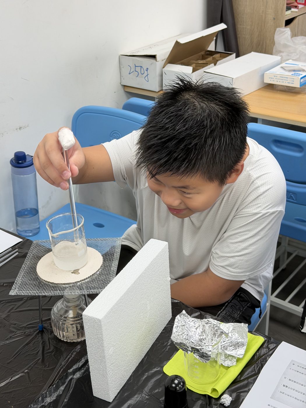 孩子把過飽和溶液倒在晶種上